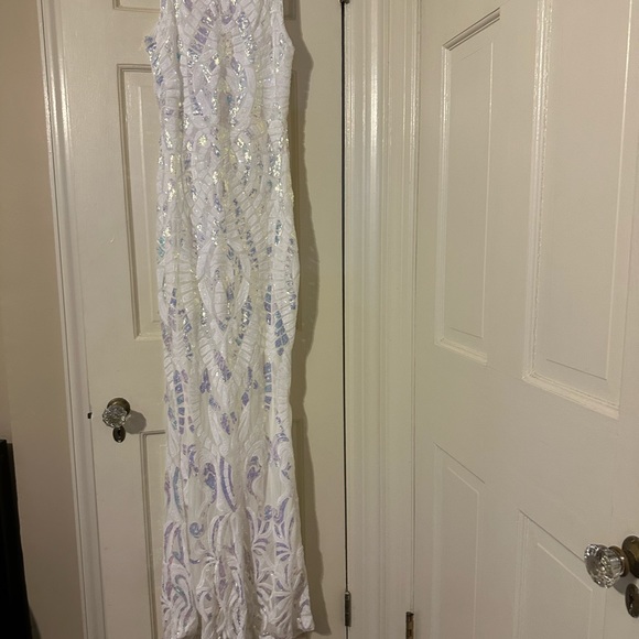 GALA/HOMECOMING/WEDDING… Turns heads in this beautiful IRIDESCENT WHITE gown! - Picture 4 of 4